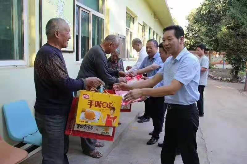 金橋白鴿董事長黨俊杰為貧困戶和慈善幸福院的老人帶去節(jié)日問候！