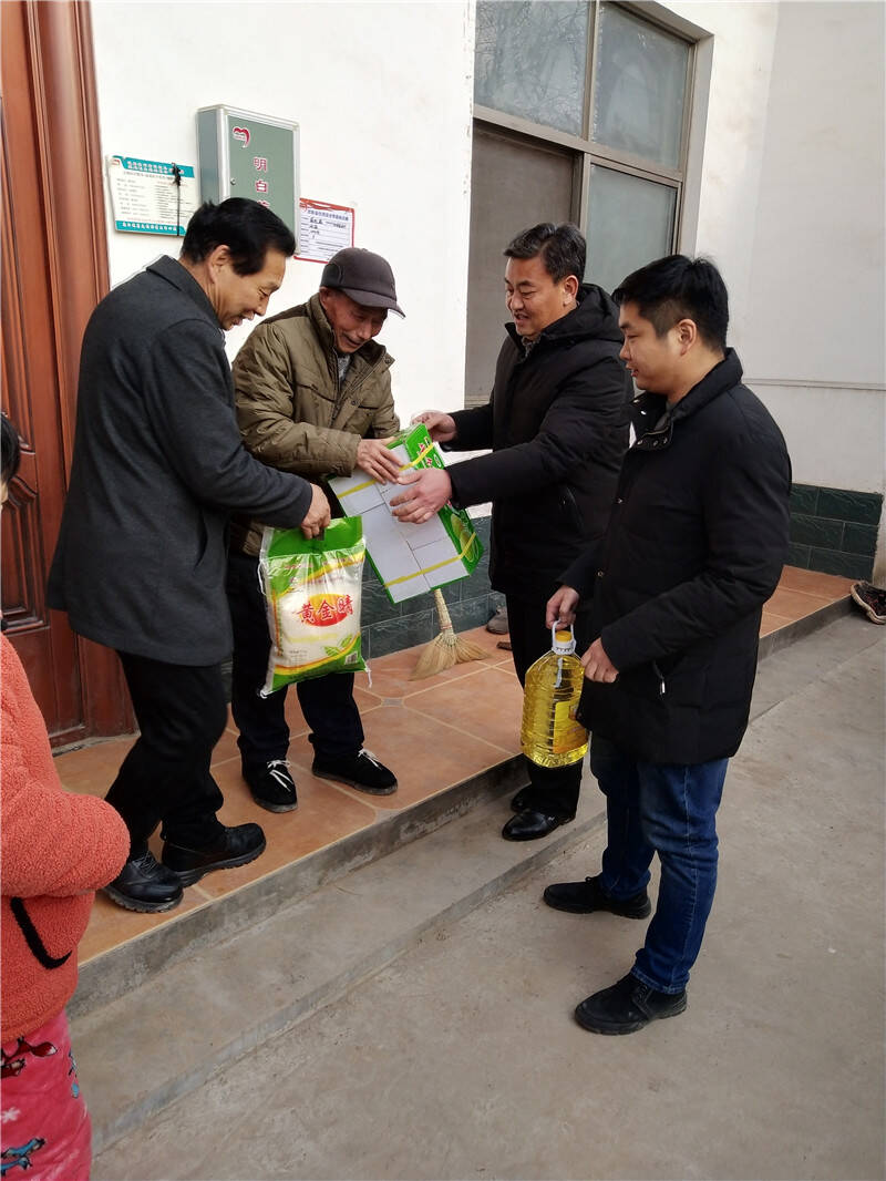董事長總經(jīng)理親自 慰問貧困戶送暖，扶貧工作